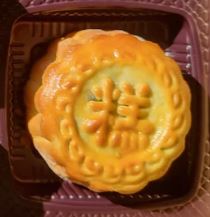 Traditional Taiwanese Osmanthus Petal and Lotus Paste Mooncake蓮香桂花台湾月饼